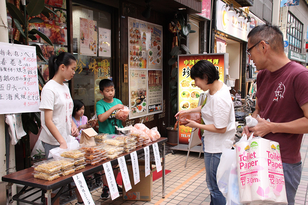 店の手伝いをする子ども