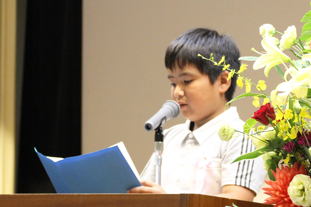 6年生代表　朗読する佐々木さん