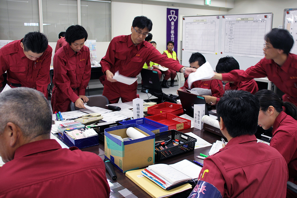 資料が飛び交う訓練会場