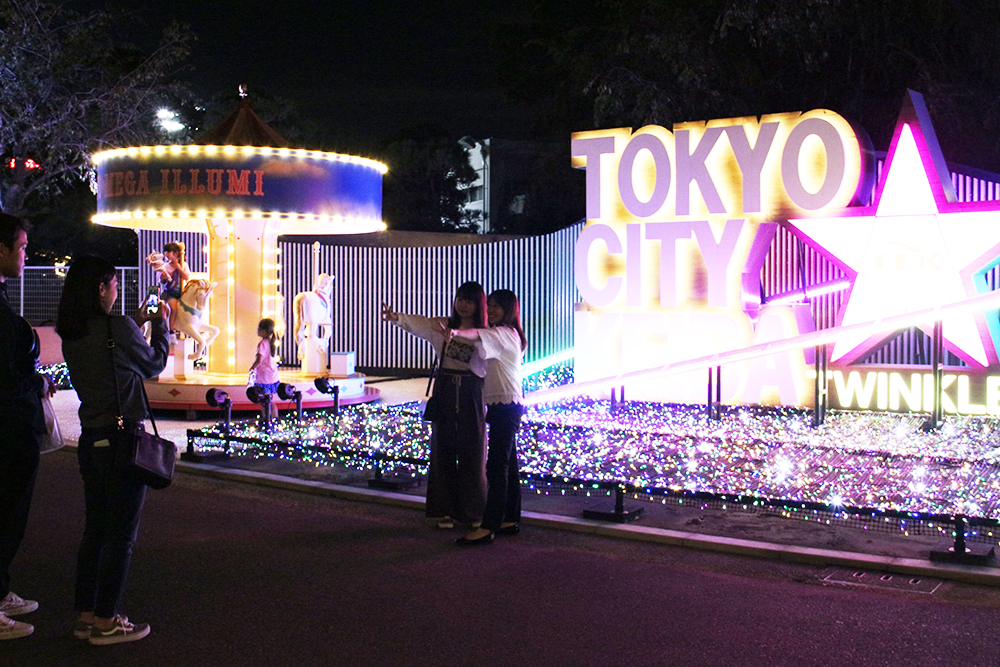 会場で写真を撮る来場者