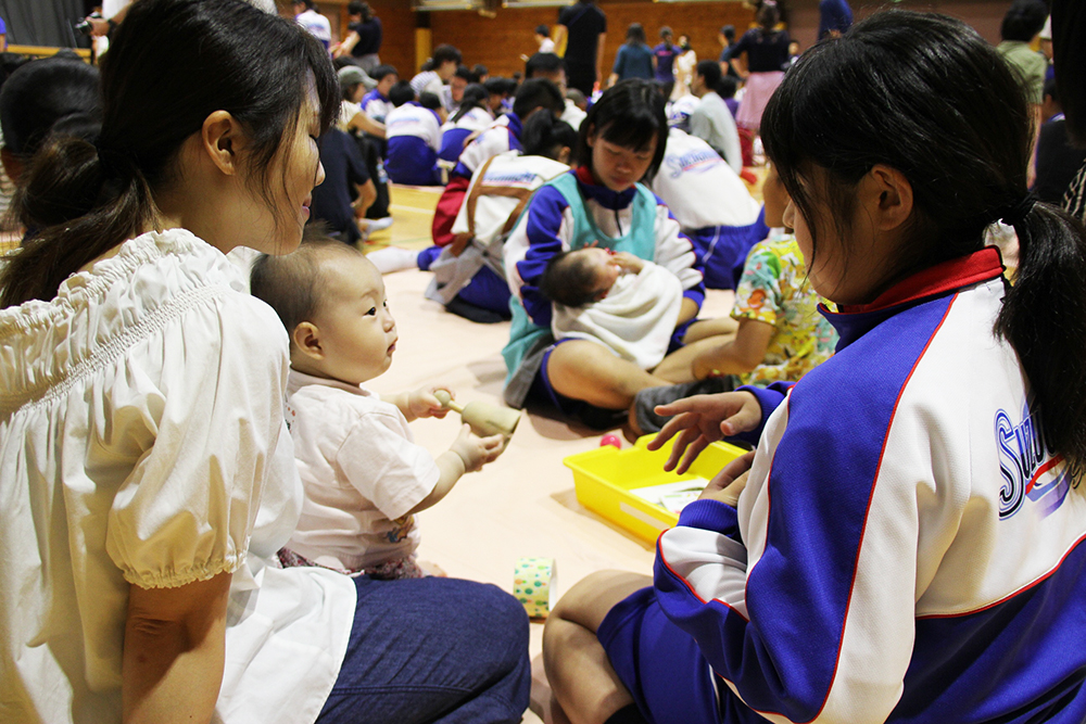 お母さんに話を聞く女子生徒