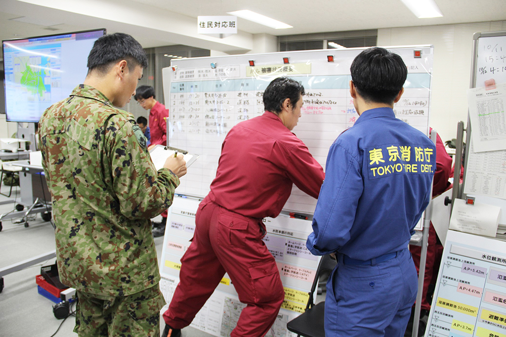 自衛隊と消防と被害の状況確認する様子