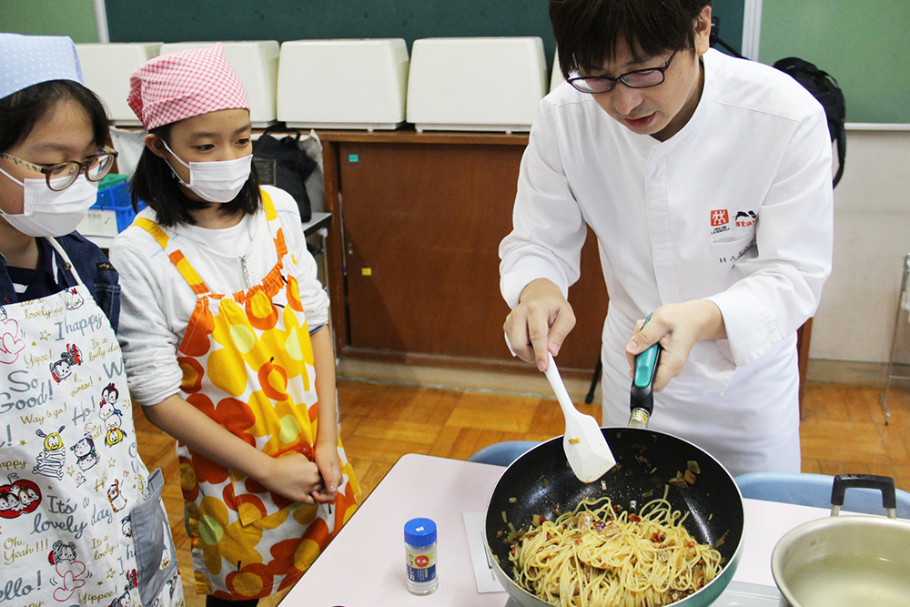 神保シェフが教える様子