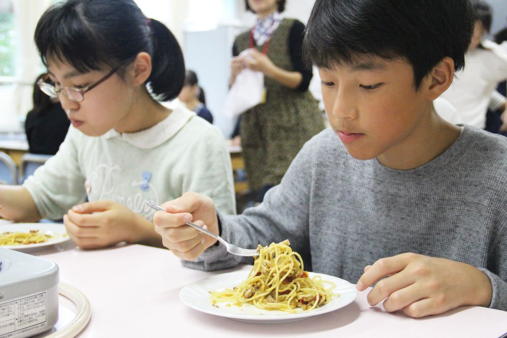 実食する様子