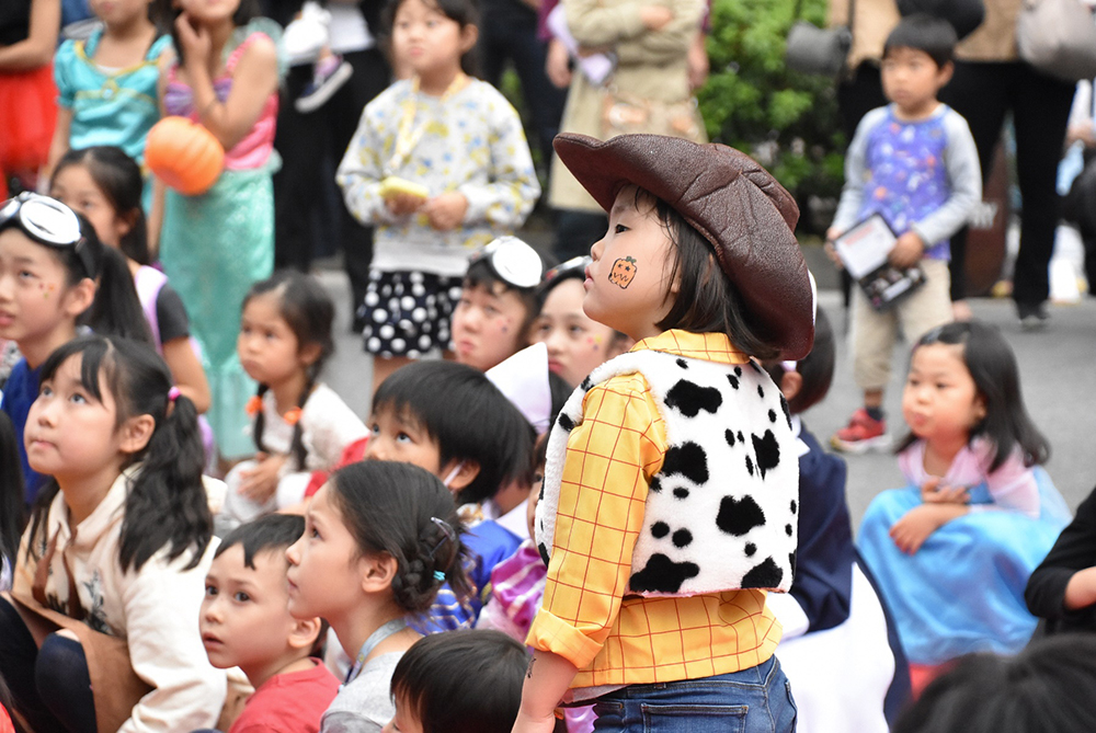 演奏を聴く子ども