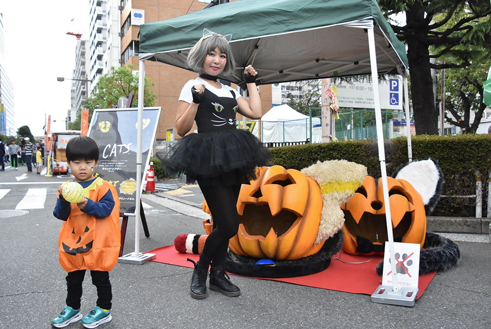 カボチャの前で記念撮影広め