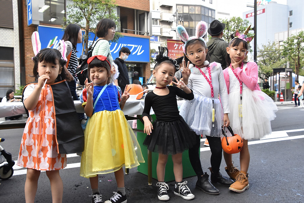 ハロウィンの仮装した子どもたち