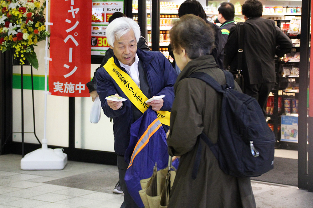 ティッシュを配る男性