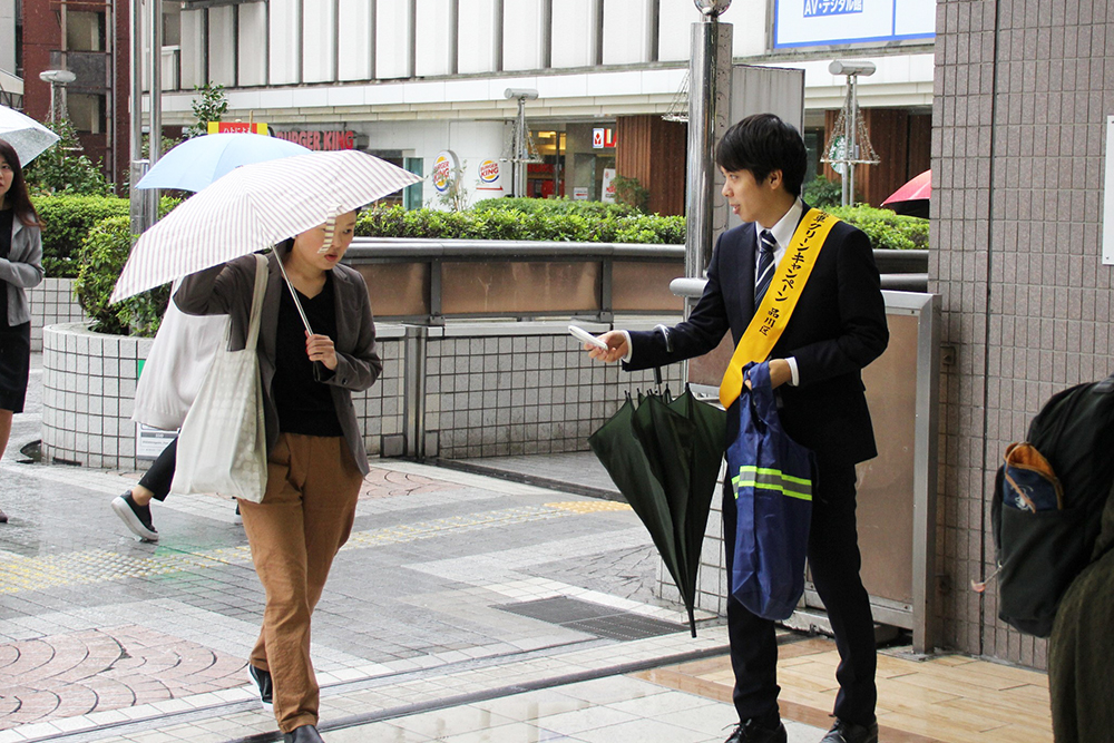 雨の中で行われたティッシュ配布