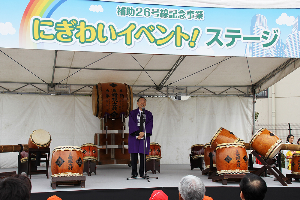 あいさつする桑村副区長