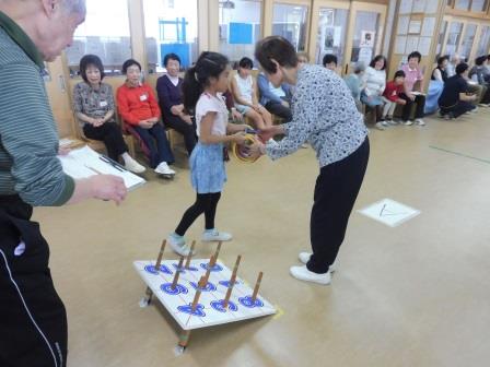 子どもと高齢者のふれあい