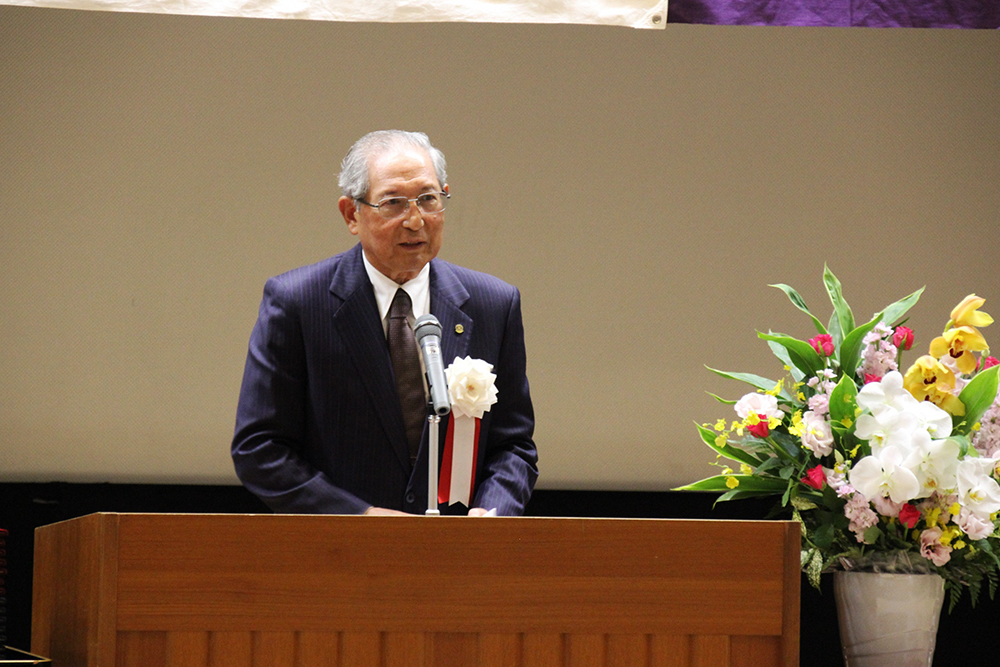 あいさつをする池田会長