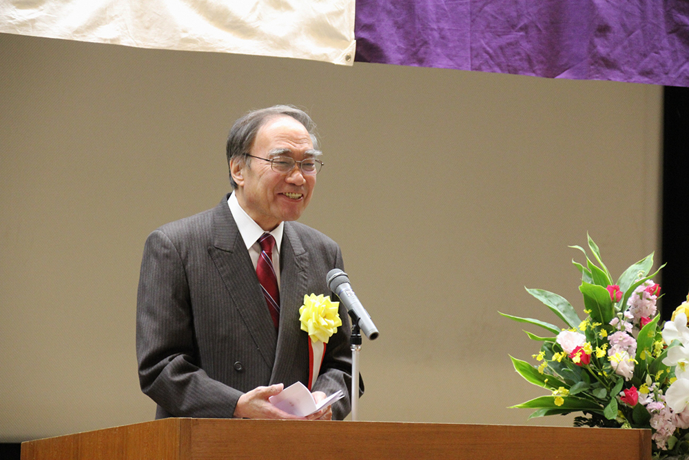 笑顔で祝辞を述べる濱野区長