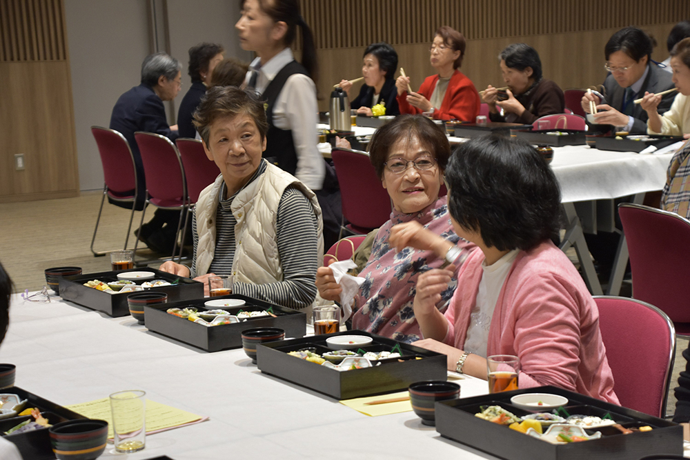 昼食をとりながら交流を楽しむ皆さん