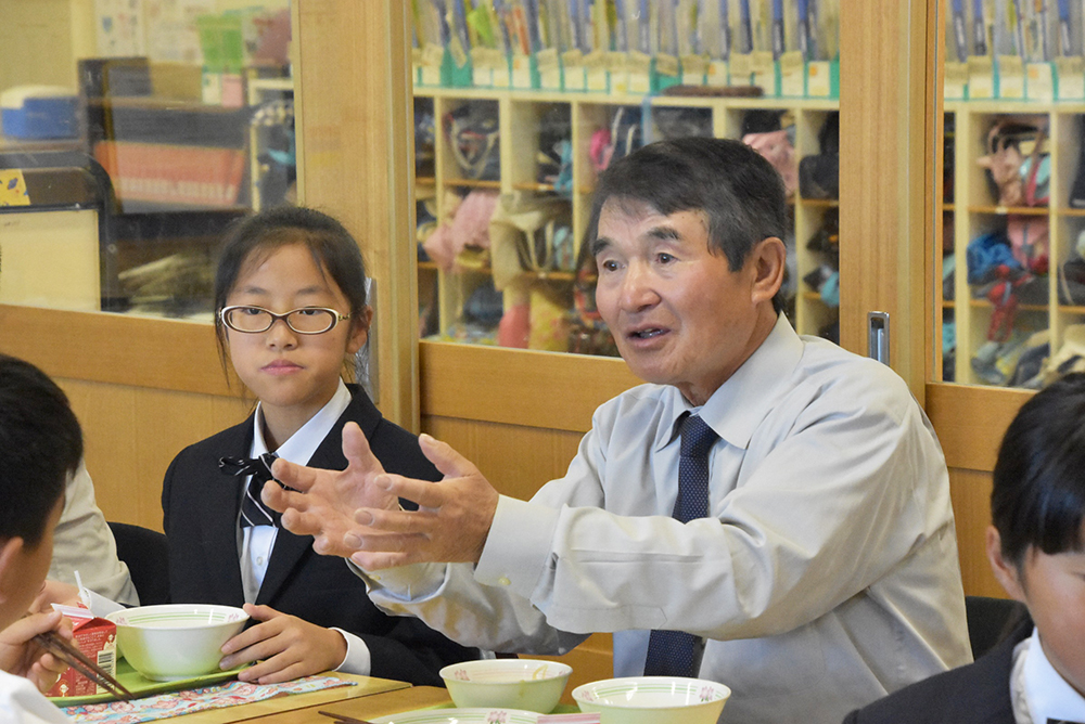 給食をともにして児童と交流した田中さん