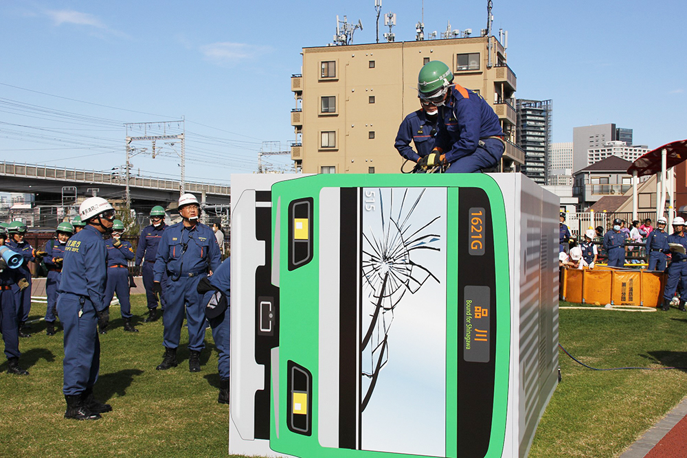 横転した電車からの救護訓練