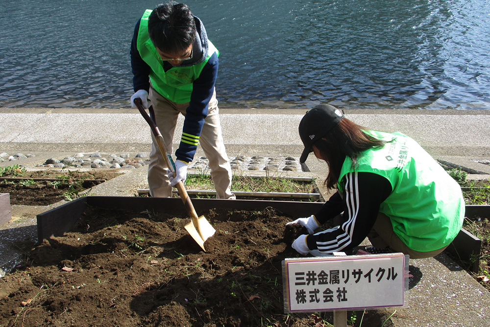 土を整えます