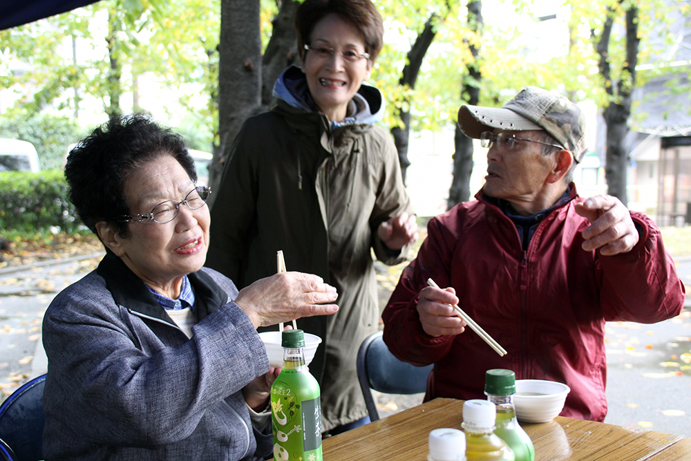 トン汁を食べながら会話が弾む様子