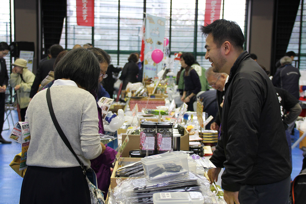 笑顔で会話する店主と客