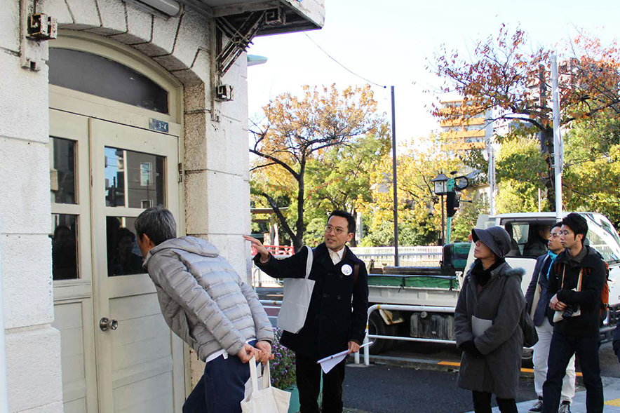 昔は交番だった建物を見学するツアー参加者