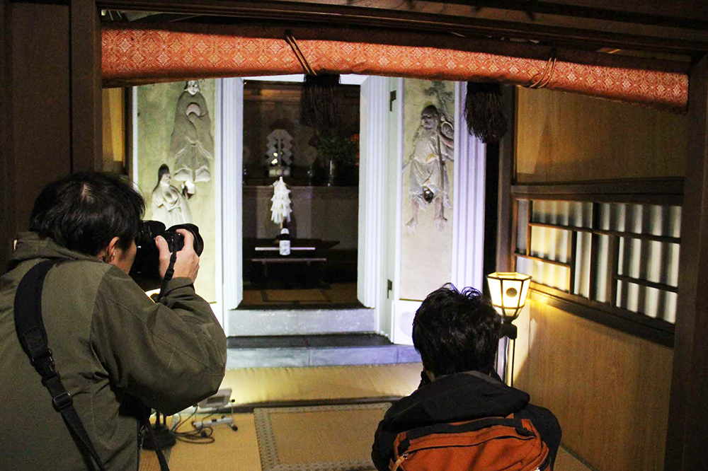 寄木神社で撮影する参加者
