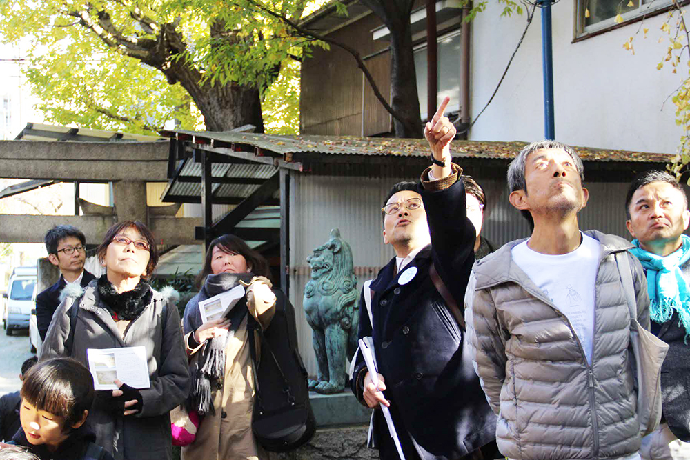 寄木神社で解説を受ける様子