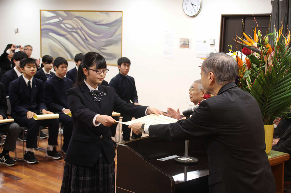 桑村副区長より賞状を受け取る生徒