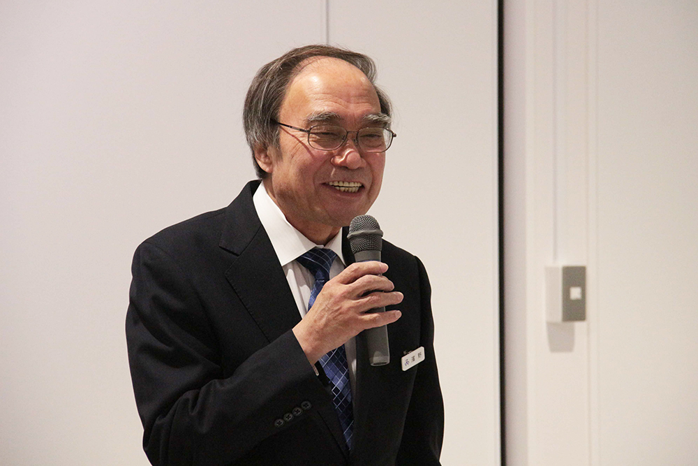 協定締結にあたりあいさつする濱野区長