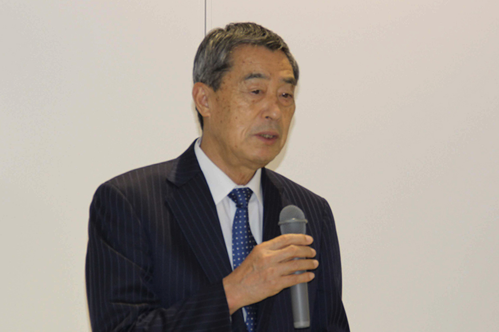 協定締結にあたりあいさつする飯島町長