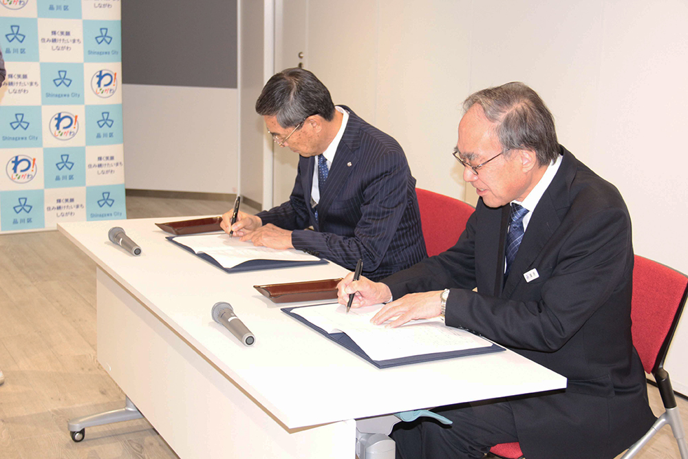 協定書に署名する飯島町長と濱野区長