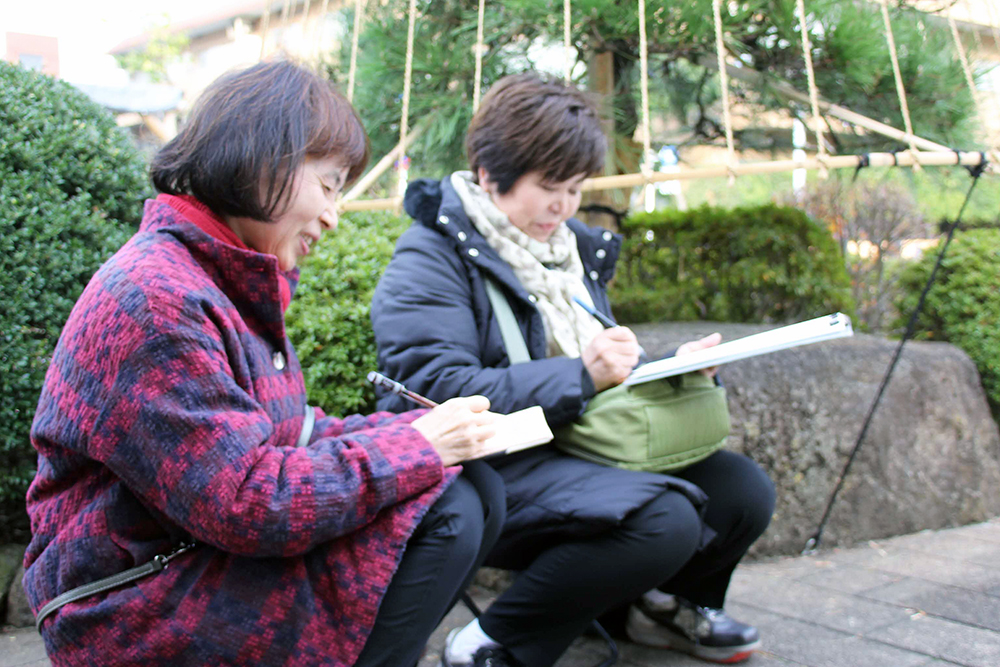 スケッチを楽しむ女性