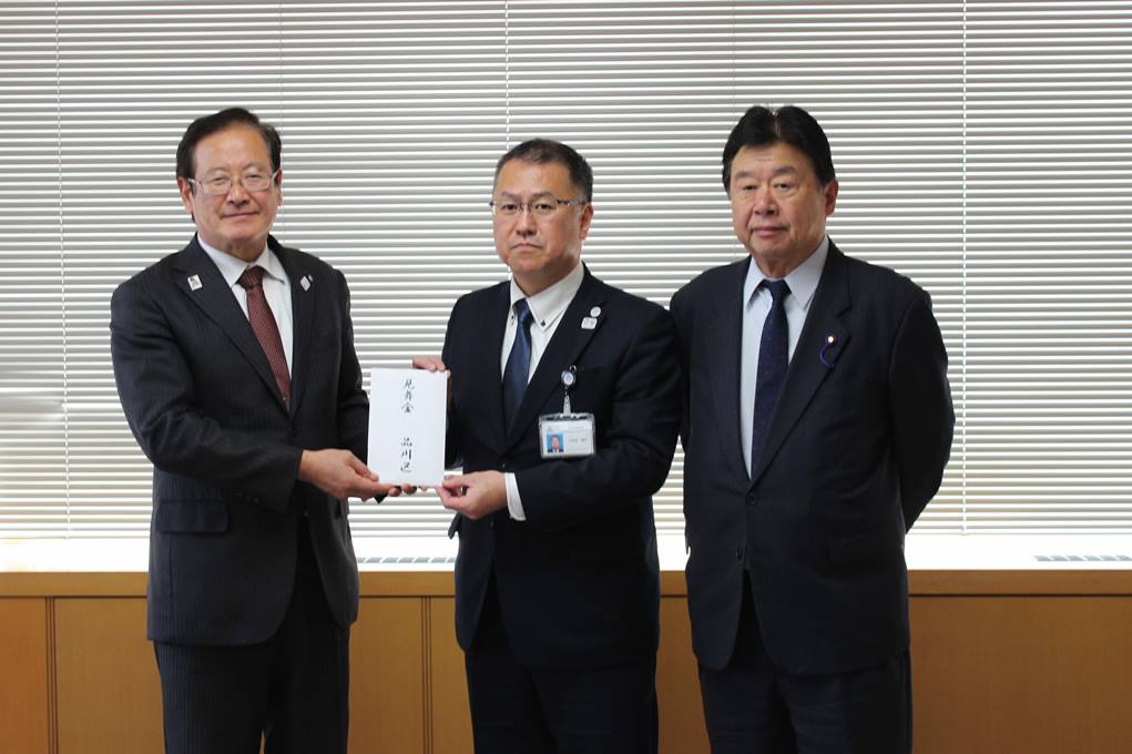 見舞金を手渡す様子(左側 湯川裕司 町長 中央 久保田善行 地域振興部長 右側 府川輝夫 議長))