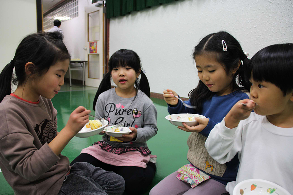 楽しそうに話しながらケーキを食べる女の子たち