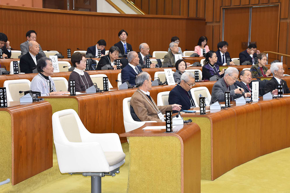 本会議場に集まった高齢者クラブの皆さん