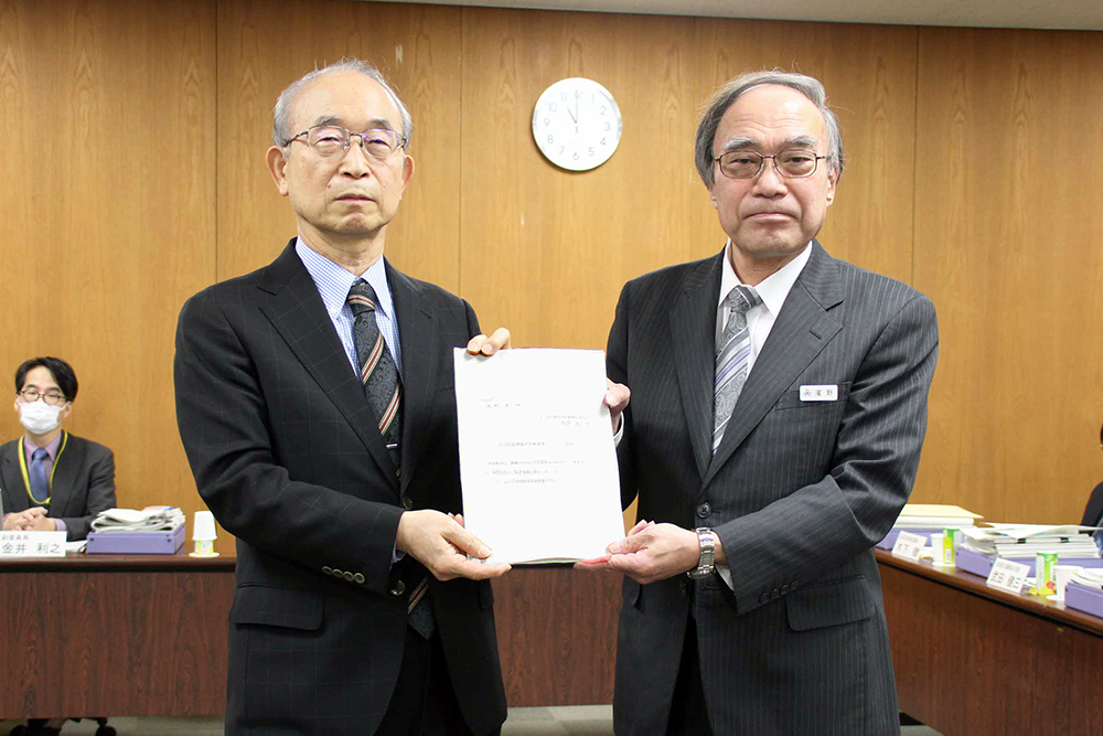 答申書を手交 青山委員長(左)と濱野区長