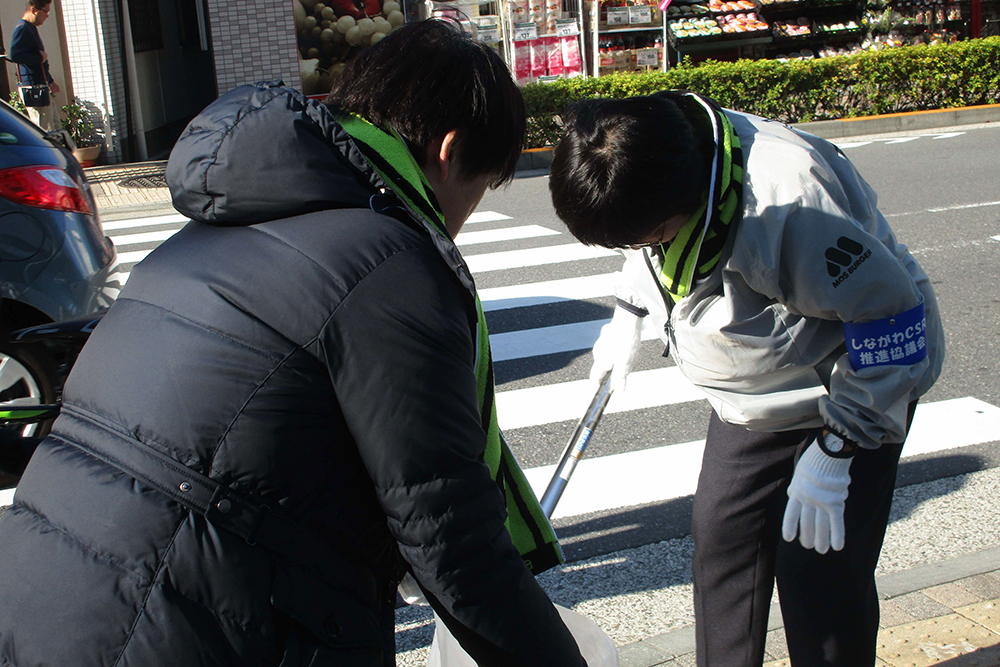 横断歩道の周辺を清掃