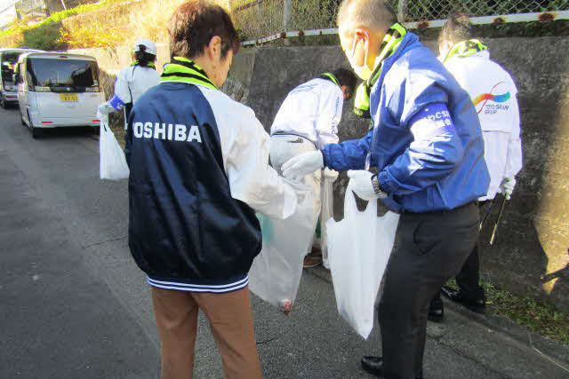 線路沿いの道路を清掃