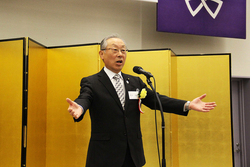 丹治区政協力委員会協議会会長による手締め