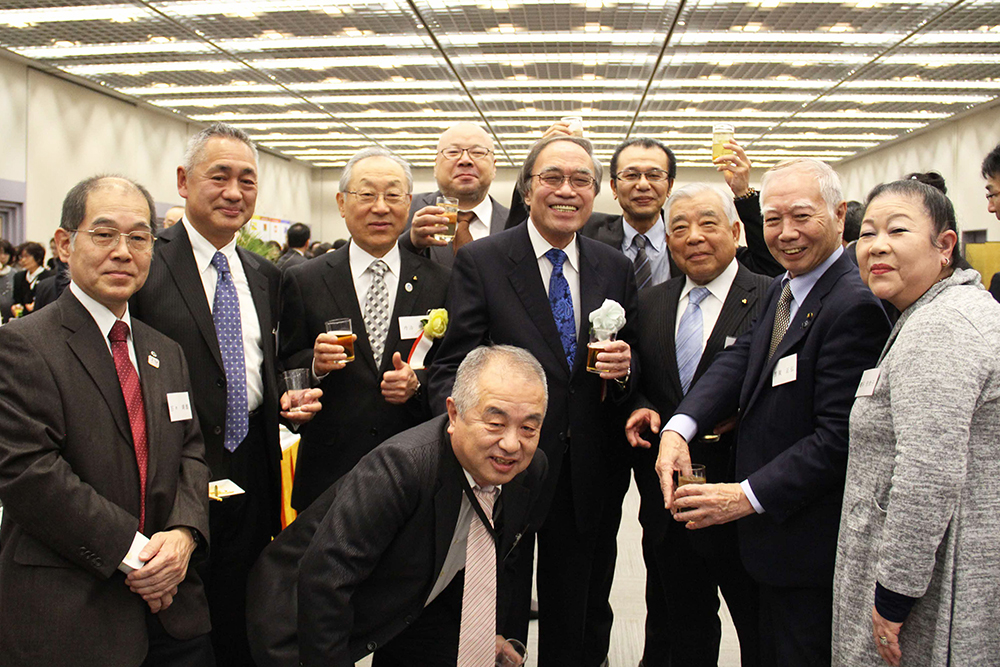 笑顔で記念撮影　