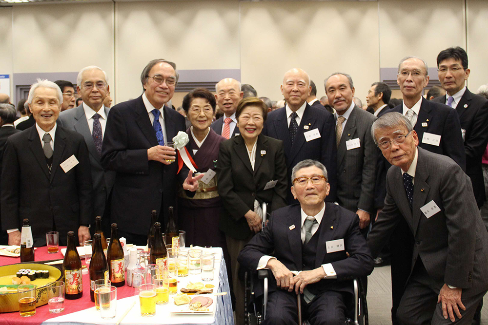 懇談会で記念撮影　