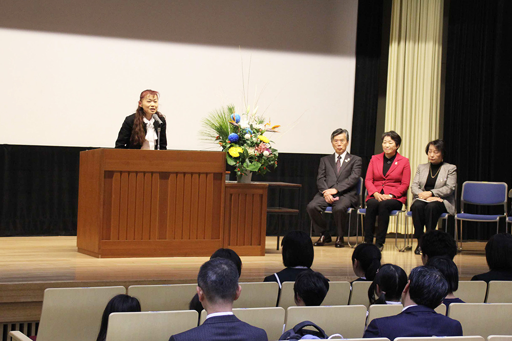 作品の講評をする立会小学校の田中先生