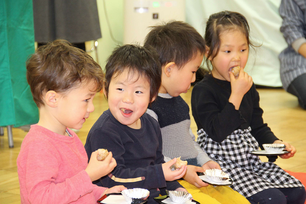 おいしそうにお茶請けを食べる園児たち