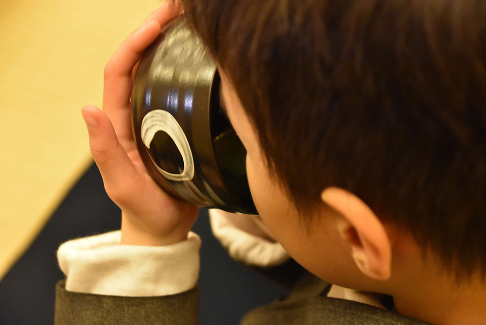 お茶を飲むアップ　斜め後ろから