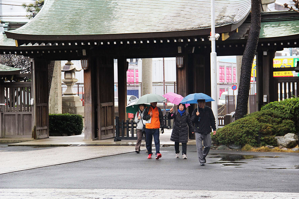 ガイドと一緒に六郷神社を見学