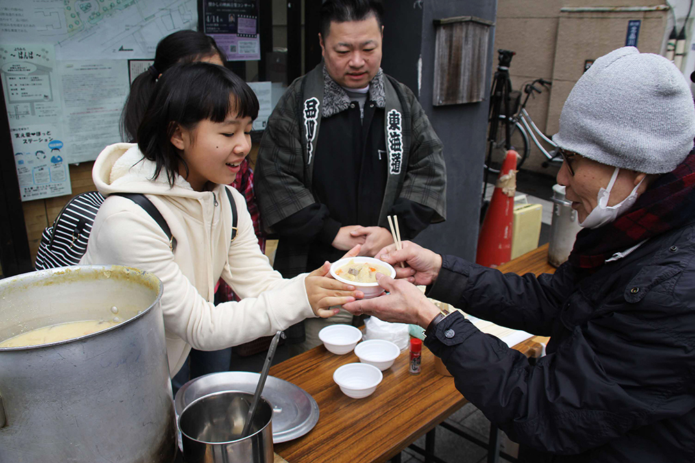 ゴールの品川宿交流館では品川汁が振る舞われた