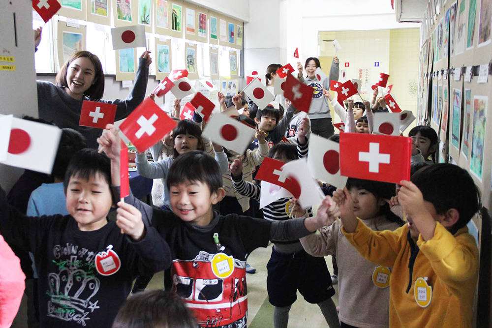 お出迎えする幼稚園児