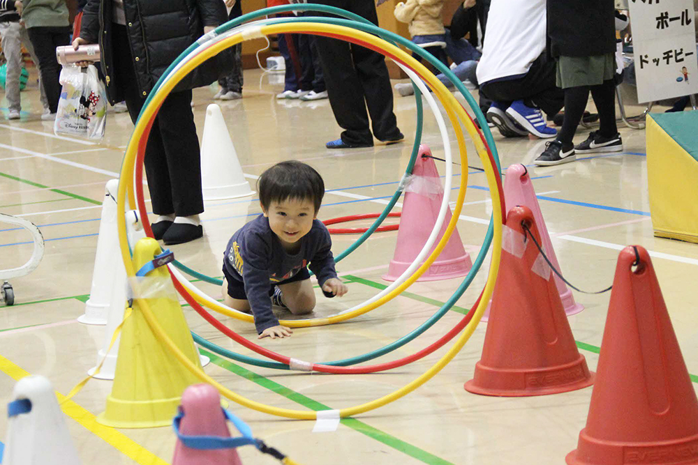 障害物競走に参加する子どもの様子