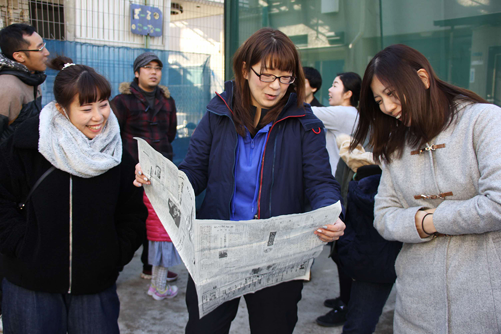 出てきた新聞を読む元園児たち