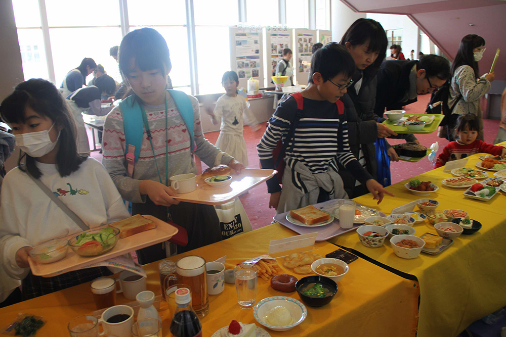 食事診断を体験する子どもたち