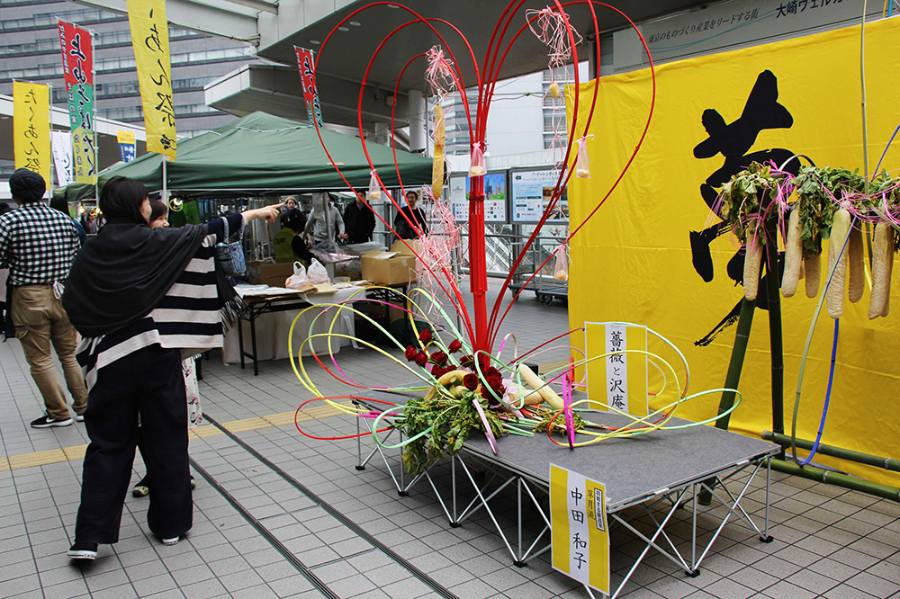 華道家　中田先生の作品を楽しむ女性